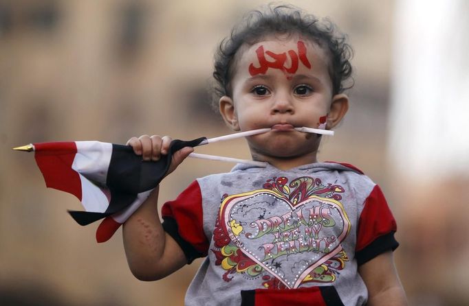 A girl with the colours of the Egyptian flag and the word "leave" painted on her face is seen during a demonstration against Egyptian President Mohamed Mursi in front of the Presidential Palace "Qasr Al Quba" in Cairo July 2, 2013. Egypt's army has plans to push Mursi aside and suspend the constitution if he fails to strike a power-sharing deal with his opponents within 24 hours, military sources told Reuters on Tuesday. REUTERS/Amr Abdallah Dalsh (EGYPT - Tags: POLITICS CIVIL UNREST) Published: Čec. 2, 2013, 9:03 odp.