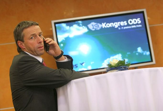 Kongres ODS: Pavel Bém telefonuje během přestávky jednání o změně stanov strany