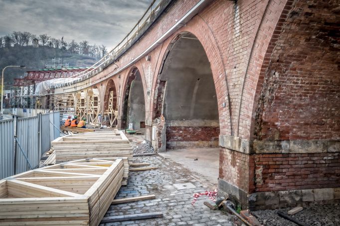 Rekonstrukce Negrelliho viaduktu na snímku z roku 2017