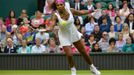 Americká tenistka Serena Williamsová odráží míček během utkání s Češkou Petrou Kvitovou ve čtvrtfinále Wimbledonu 2012.