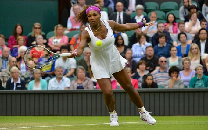 Americká tenistka Serena Williamsová odráží míček během utkání s Češkou Petrou Kvitovou ve čtvrtfinále Wimbledonu 2012.