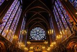 Úchvatné vitráže gotické kaple Sainte-Chapelle bývají také velmi častým cílem turistů.