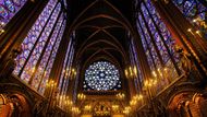 Úchvatné vitráže gotické kaple Sainte-Chapelle bývají také velmi častým cílem turistů.