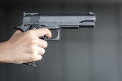 Muž z Jičínska vytáhl na exekutory pistoli, ti ho přemohli a předali policii
