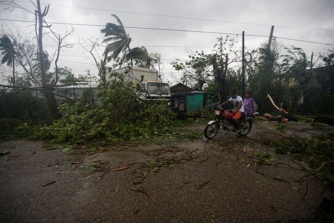 Hurikán Matthew napáchal škody na Haiti a Kubě, nyní se na něj připravují lidé na jihovýchodě USA.