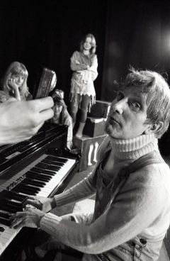 Na snímku ze Sladkého života blázna Vincka, který měl premiéru roku 1975, je Jiří Suchý.