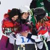 Závodnice utěšují Pančochovou po pádu ve finále slopestylu