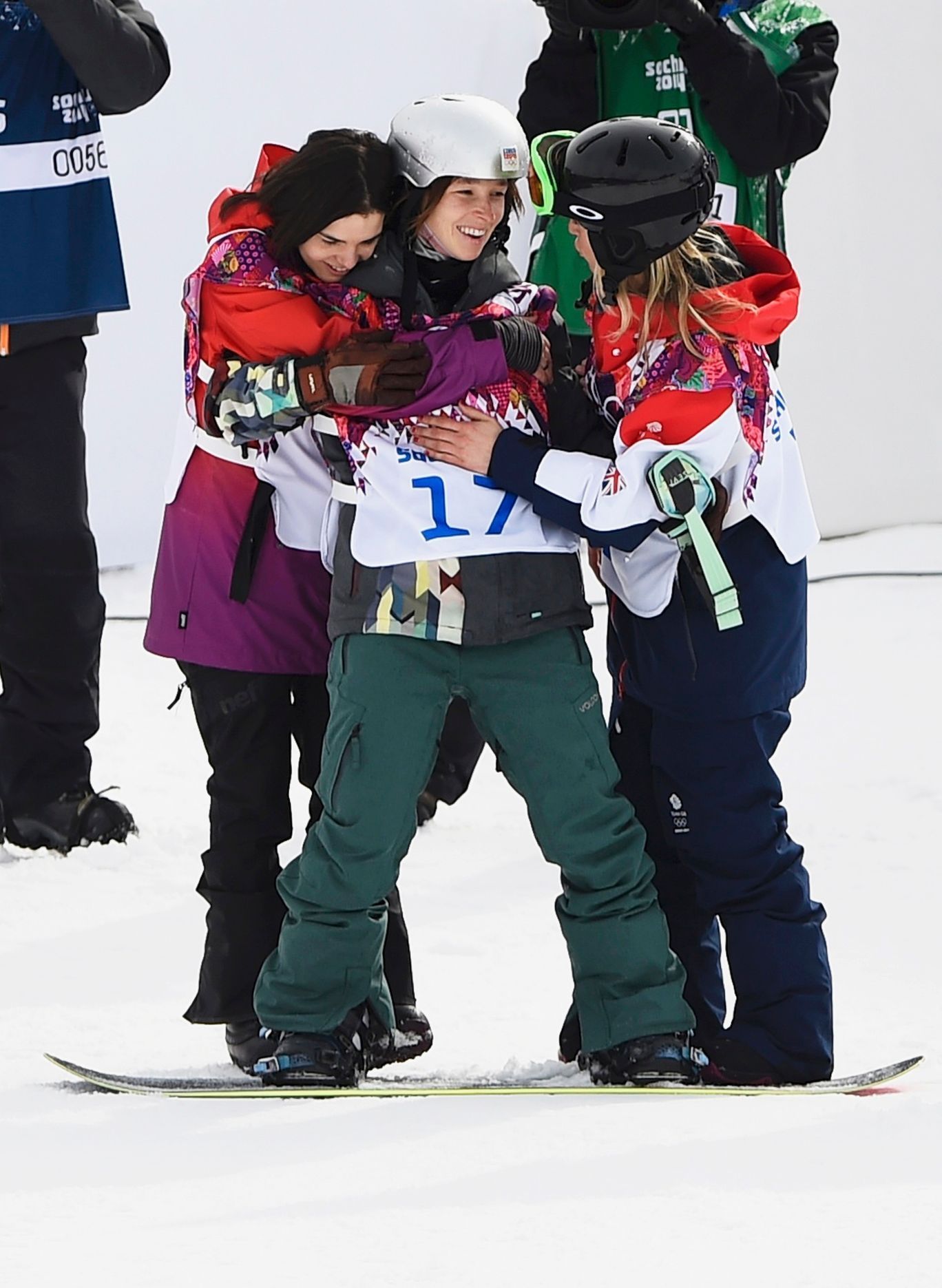 Závodnice utěšují Pančochovou po pádu ve finále slopestylu