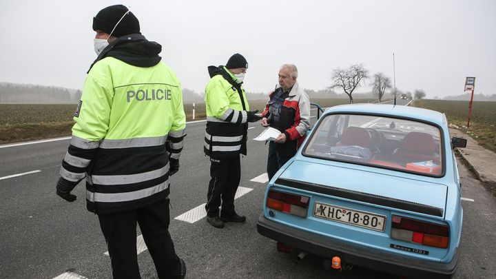 Foto: Policie začala kontrolovat cestování mezi okresy i z Prahy. Zatím jen domlouvá