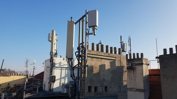 Jeden z pražských vysílačů 5G, konkrétně na náměstí Míru. Jde o stejný, který dříve vysílal 4G. Po stránce vysílání signálu se totiž mezi 4G a 5G mnoho nemění.