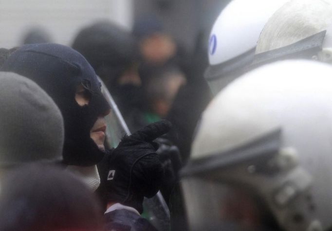 Arcelor Mittal workers from several Liege argue with riot policemen during a demonstration outside the Walloon Region parliament in Namur January 29, 2013. Arcelor Mittal, the world's largest steel producer, plans to shut a coke plant and six finishing lines at its site in Liege, Belgium, affecting 1,300 employees, the group said last week. REUTERS/Yves Herman (BELGIUM - Tags: CIVIL UNREST BUSINESS EMPLOYMENT COMMODITIES TPX IMAGES OF THE DAY) Published: Led. 29, 2013, 2:04 odp.