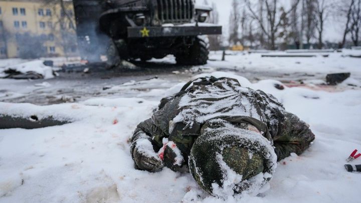 Brutální i na Rusy. U Bachmutu zřejmě využívají taktiku sebevražedných oddílů; Zdroj foto: ČTK / AP / Vadim Ghirda