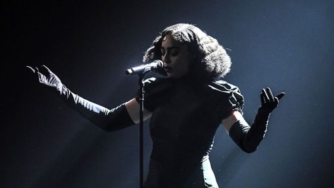 Celeste na letošních Brit Awards zazpívala svůj hit Strange.