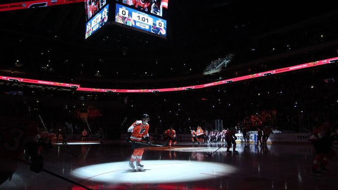 Světelná show v pražské O2 areně před zápasem NHL mezi Philadelphií a Chicagem v říjnu 2019