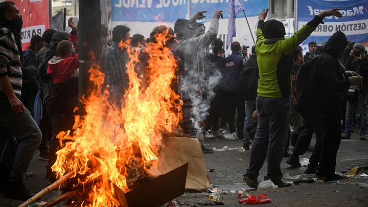 Město podobné bojišti. Debatu o úsporných reformách v Argentině provázely protest