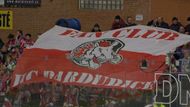 Fanoušci Pardubic si do boje o play-off přivezli do Zlína také svoji velkou vlajku.