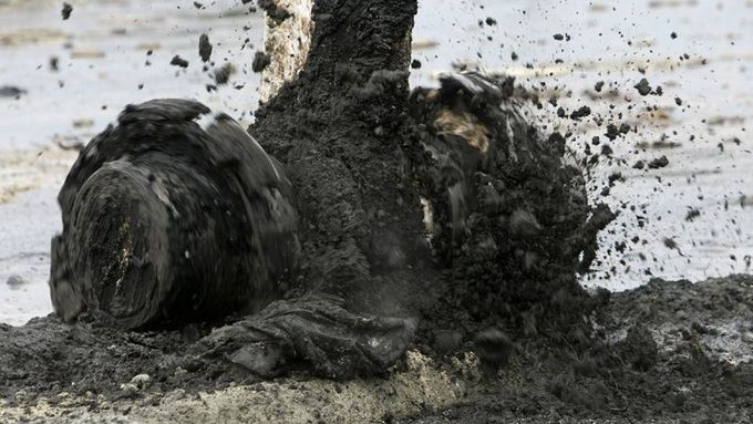Ropné laguny v Ostravě patří mezi nejvíce znečištěná místa v Česku. Část jedovatého materiálu pocházejícího z lagun rozvezly soukromé firmy na skládky v Polsku a poblíž Ostravy. Za státní peníze.