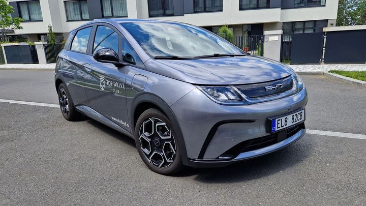 Pádný důvod koupit si Číňana? Gigant BYD je v Česku, jeho "delfína" nepřehlédnete