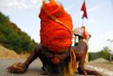 Sádhú Din Dajal vyrazil ze západoindického státu Gudžarát na cestu dlouhou 2700 km. Jeho cílem je hinduistická svatyně Vaisno Devi na kopci v severoindickém státě Kašmír. Celou cestu absolvuje tento svatý muž tím, že se plazí.