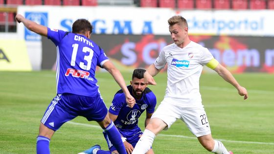 30. kolo fotbalové Fortuna:Ligy 2019/20, Olomouc - Plzeň: Mojmír Chytil (zleva), Jakub Yunis a Jakub Brabec
