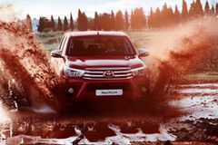 Legendární pick-up Toyota Hilux přijíždí v osmém vydání. Při testu působil nezničitelně