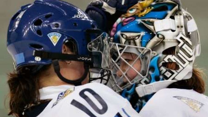 Finské hokejistky slaví vítězství nad Švýcarskem i postup do semifinále olympijského turnaje.
