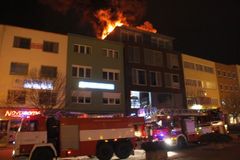 Lampion zapálil střechu jednoho z domů v centru Zlína