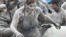 People play in mud during the Boryeong Mud Festival at Daecheon beach in Boryeong, about 190 km (118 miles) southwest of Seoul, July 15, 2012. About 2 to 3 million domestic and international tourists visit the beach during the annual mud festival, according to the festival organisation. REUTERS/Lee Jae-Won (SOUTH KOREA - Tags: SOCIETY TRAVEL) Published: Čec. 15, 2012, 7:05 dop.