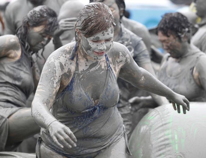 People play in mud during the Boryeong Mud Festival at Daecheon beach in Boryeong, about 190 km (118 miles) southwest of Seoul, July 15, 2012. About 2 to 3 million domestic and international tourists visit the beach during the annual mud festival, according to the festival organisation. REUTERS/Lee Jae-Won (SOUTH KOREA - Tags: SOCIETY TRAVEL) Published: Čec. 15, 2012, 7:05 dop.