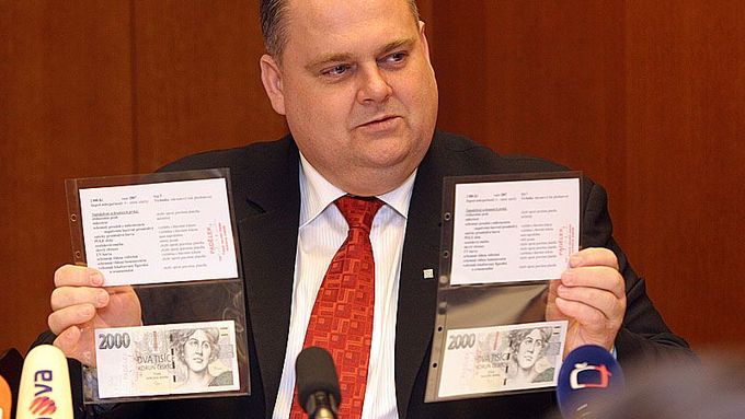 Pavel Řežábek ukazuje padělané dvoutisícové bankovky.