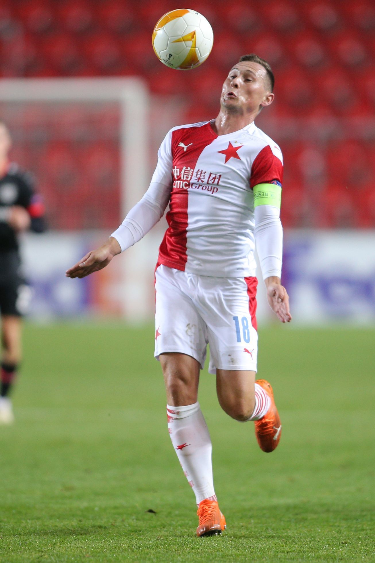 Jan Bořil v zápase Evropské ligy Slavia Praha - Bayer Leverkusen