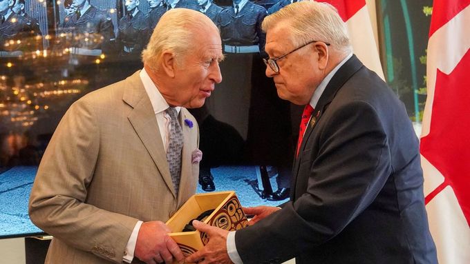 Kanadský vysoký komisař Ralph Goodale (vpravo) předává britskému králi Karlovi III. klíč od Canada House. Londýn, 20. května 2025.