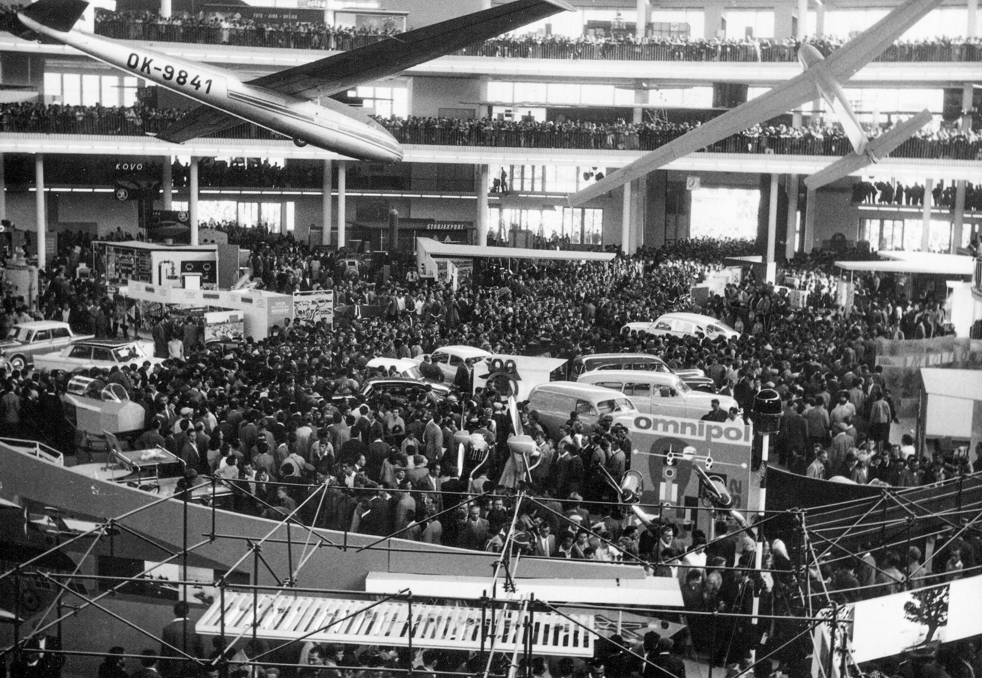 Větroně Blaník vystavené v pavilonu Z během prvního Mezinárodního strojírenského veletrhu v Brně, který se konal v roce 1959.