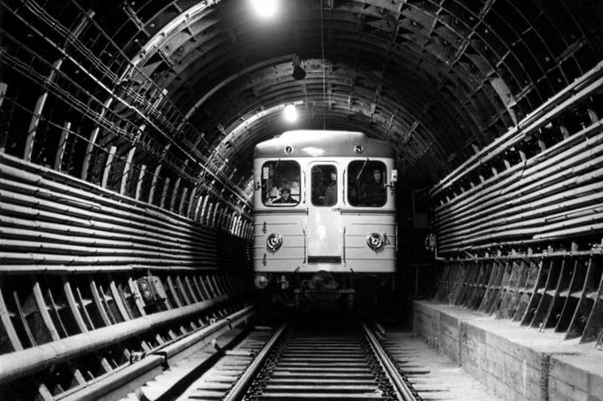 Sovětská souprava Ečs v tunelu pražského metra.
