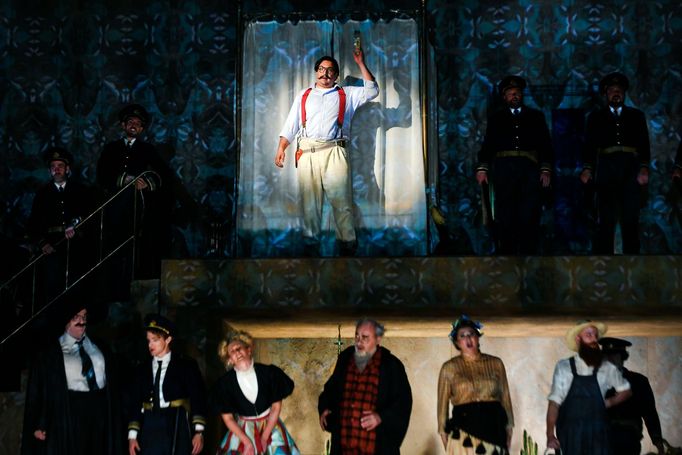 Adam Plachetka v roli Figara (nahoře).