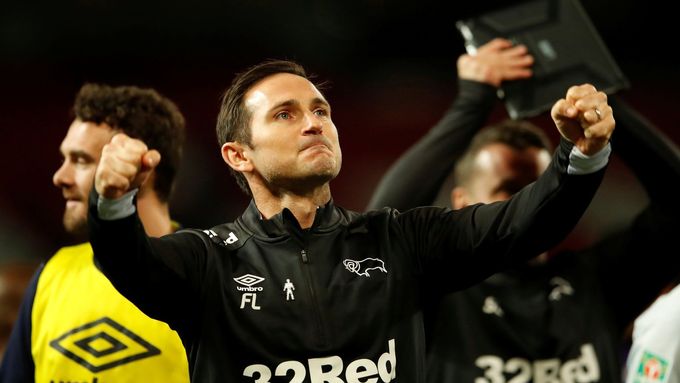 Trenér Frank Lampard slaví překvapivé pohárové vítězství Derby nad United.