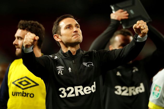 3. kolo anglického Ligového poháru, Manchester United - Derby: Trenér Frank Lampard slaví postup Derby.