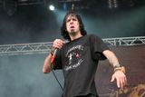 Frontmanovi americké metalové kapely Lamb of God, Randy Blythovi, hrozilo až desetileté vězení za to, že během koncertu v pražském klubu Abaton v roce 2010 shodil devatenáctiletého fanouška z pódia.