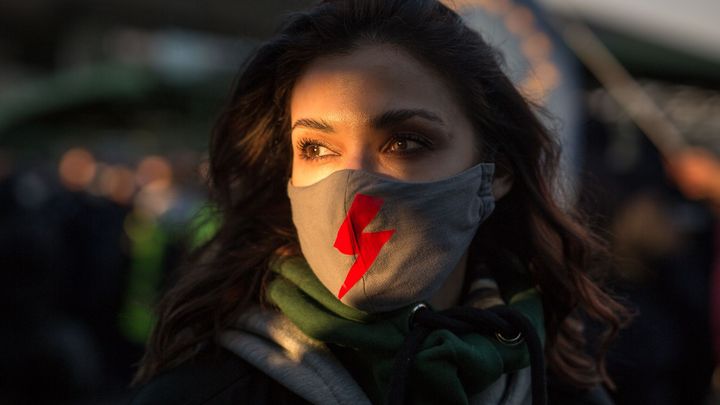 "Polské vládě nezáleží na ženách, ale na náboženství." Tak vypadal protest ve Varšavě