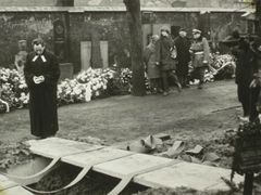 Farář Jakub Trojan u hrobu Jana Palacha na Olšanech