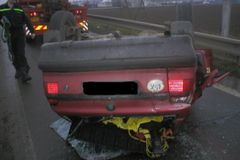 Opilý muž obrátil na Plzeňsku auto na střechu. Zraněný skončil v nemocnici, spolujezdec je mrtvý