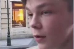 Video: Gang mladíků brutálně napadl nejméně dva muže, policie po obětech pátrá