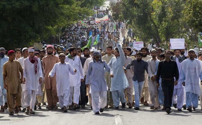 Protesters shout slogans as they march towards the U.S. embassy during an anti-America rally to mark the"Day of Love" in Islamabad September 21, 2012. Pakistan has declared Friday a "Day of Love for the Prophet Mohammad". Critics of the unpopular government said it was pandering to Islamist parties. Protesters took to the streets of the Pakistani city of Peshawar, an old frontier town on the main road to Afghanistan, and torched two cinemas and clashed with riot police who tried to disperse them with teargas. REUTERS/Mian Khursheed (PAKISTAN - Tags: CIVIL UNREST POLITICS RELIGION) Published: Zář. 21, 2012, 12:38 odp.