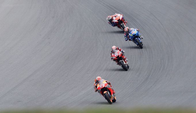 Marc Marquez v čele závodu MotoGP ve Velké ceně České republiky.