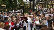 Před Kensingtonským palácem se sešli stovky příznivců.