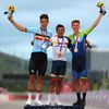 Wout van Aert, Richard Carapaz a Tadej Pogačar s medailí získanou v hromadném závodě mužů na OH 2020
