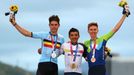 Wout van Aert, Richard Carapaz a Tadej Pogačar s medailí získanou v hromadném závodě mužů na OH 2020