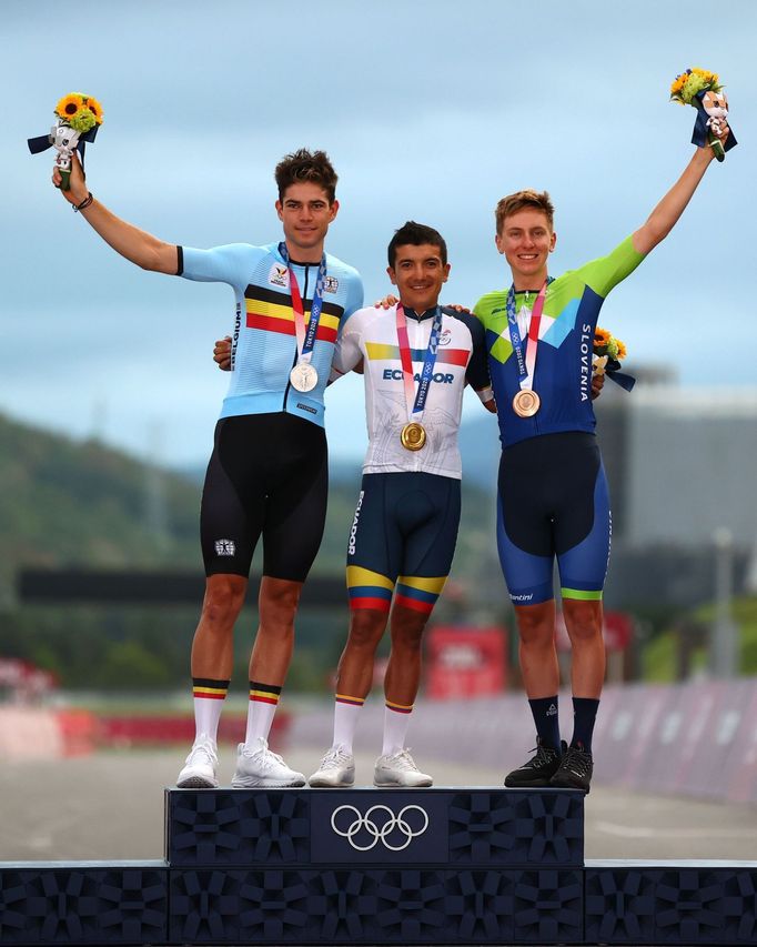 Wout van Aert, Richard Carapaz a Tadej Pogačar s medailí získanou v hromadném závodě mužů na OH 2020