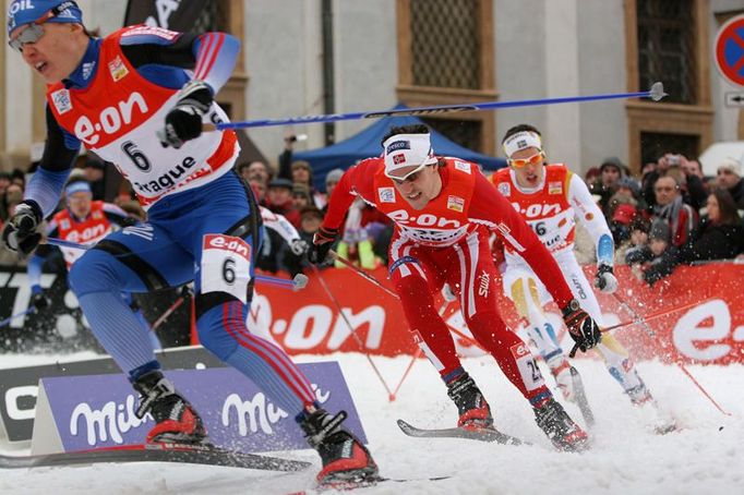 Souboj mužů ve třetím čtvrtfinále. Rus Andrej Parfenov (6) dojel nakonec v hlavním finále čtvrtý.