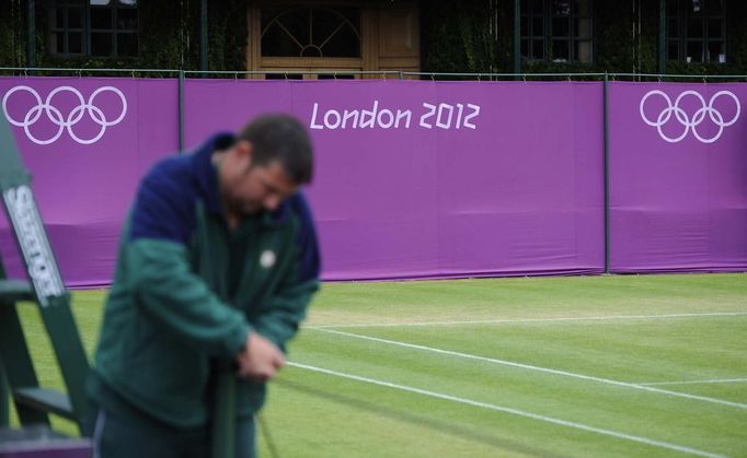 OLY-TENNIS-WIMBLEDON/ Description: Olympic hoarding is seen on Court Six of the All England Lawn Tennis Club (AELTC) as preparations are made for the London 2012 Olympic Games, in London July 9, 2012. REUTERS/Ki Price (BRITAIN - Tags: SPORT OLYMPICS TENNIS) Published: Čec. 9, 2012, 4:35 odp.